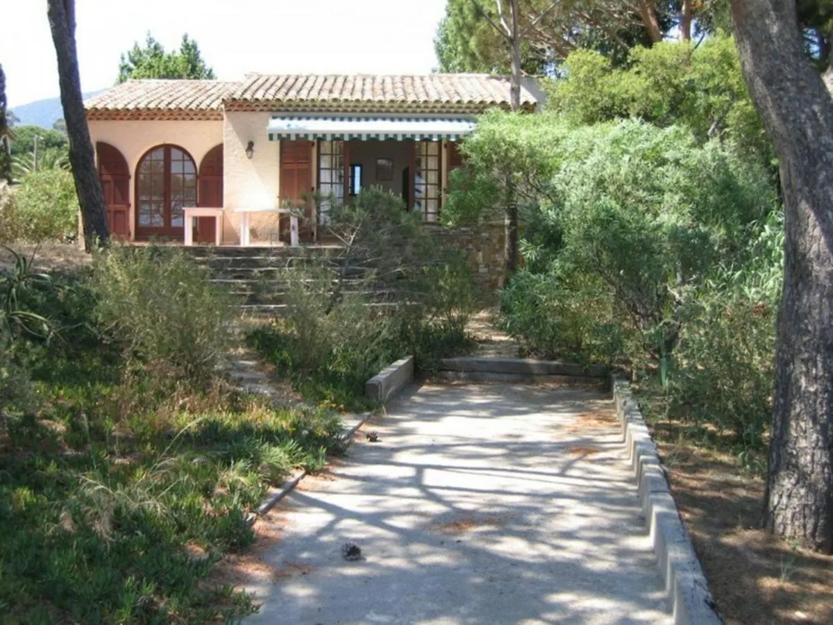 Villa Climatisee 2 Chambres Avec Terrasse Et Garage - Fr-1-100-199 Cavalaire-sur-Mer